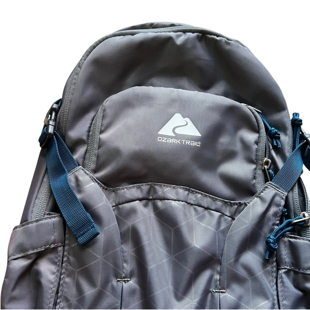 Ozark Trail Hydration Backpack Gray 72 oz - Picture 2 of 12